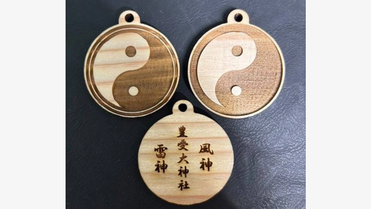 ＜雷が落ちた木は神が宿る!?＞落雷木の御守り返礼品のサンプルが出来ました