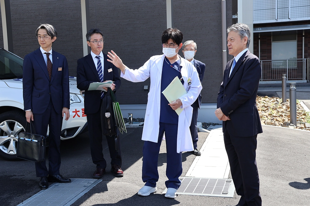 愛知県の古本伸一郎副知事が、当院の可搬式医療用コンテナ (CoMUⓇ) を視察されました。