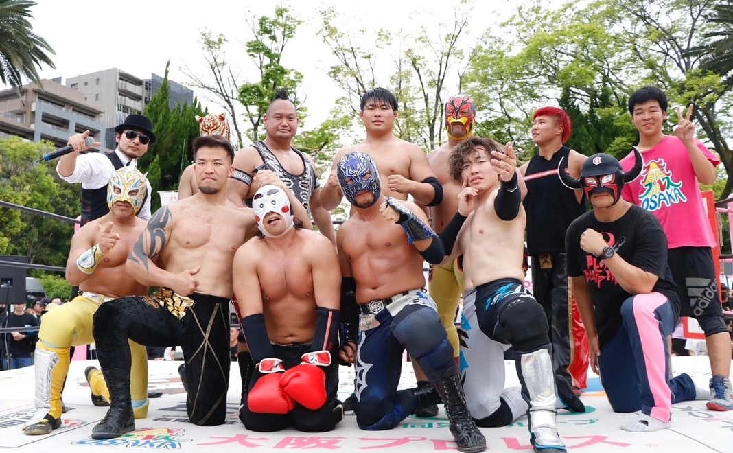 【試合の熱気そのままに！大阪プロレス選手と記念撮影】