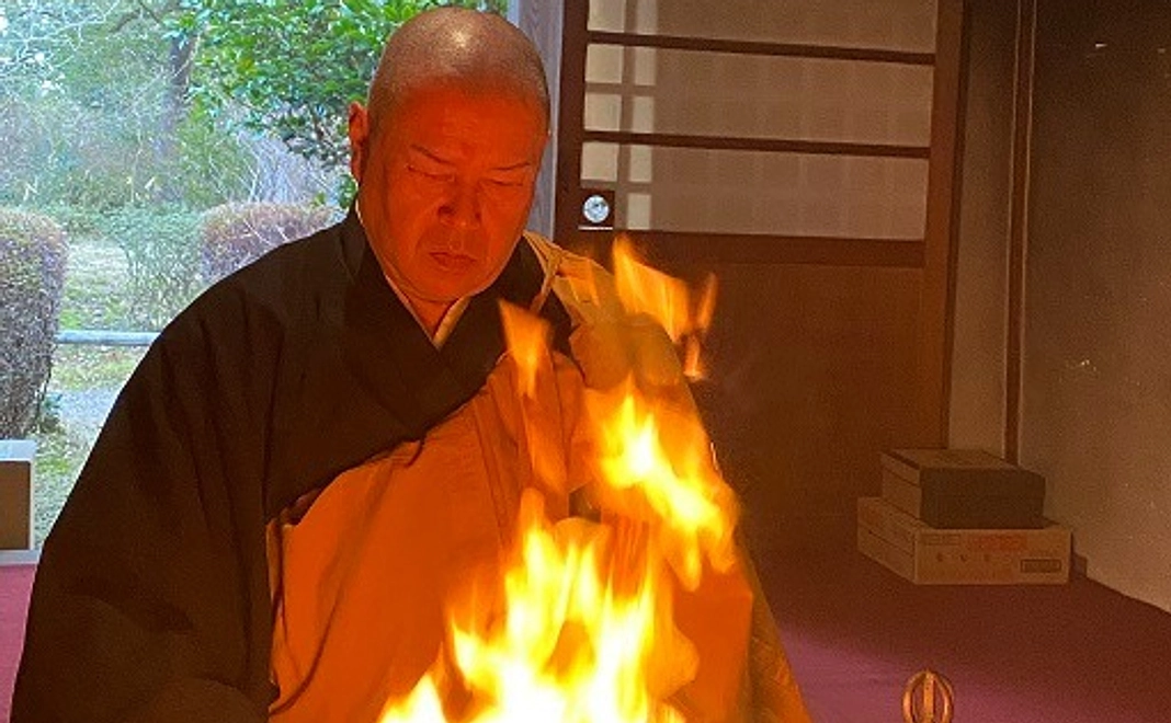 毎月1日に護摩祈祷供を修し、お名前を読み上げさせていただき、ご健勝を祈念させていただきます。