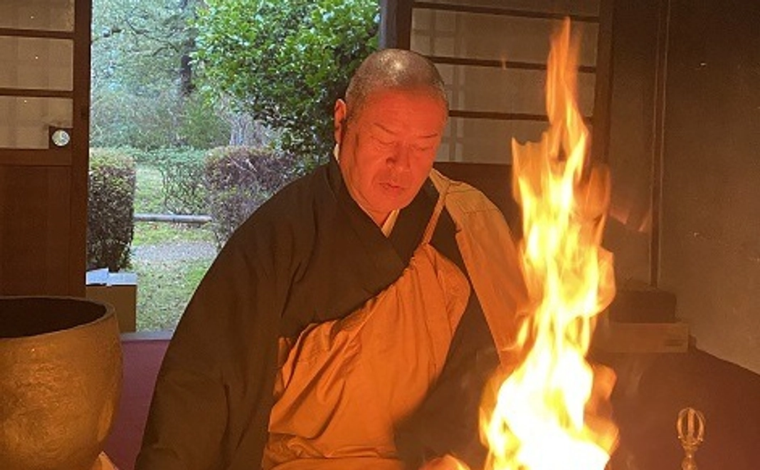 毎月1日・15日に護摩祈祷供を修し、お名前を読み上げさせていただき、ご健勝を祈念させていただきます