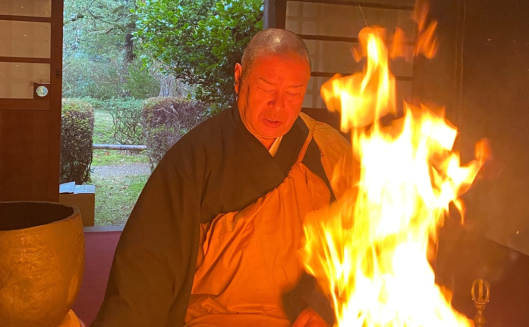 月例護摩祈祷供の添え護摩木ならびに、節分および8月8日に個別護摩祈祷供を一座、修します。