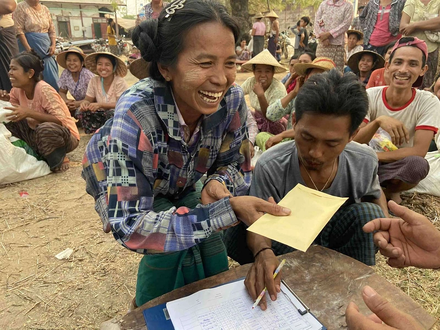 現金給付が始まりました。皆さまのご支援が、笑顔につながっています