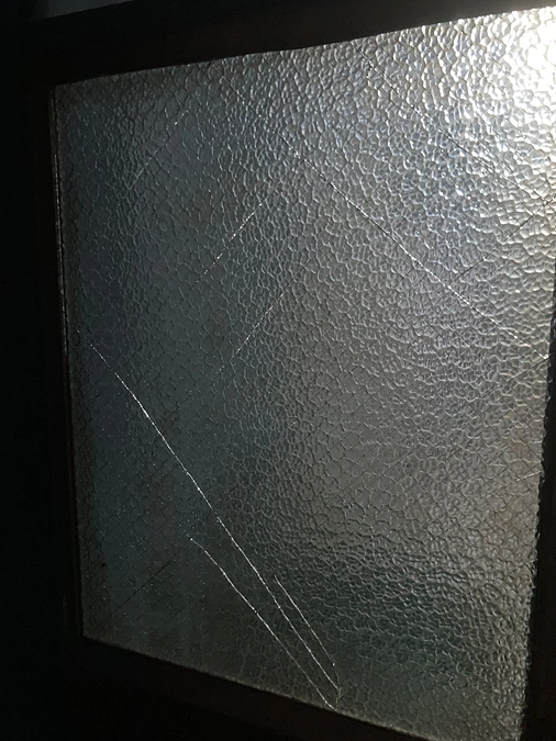 【DIY】扉のガラスが割れてしまった！