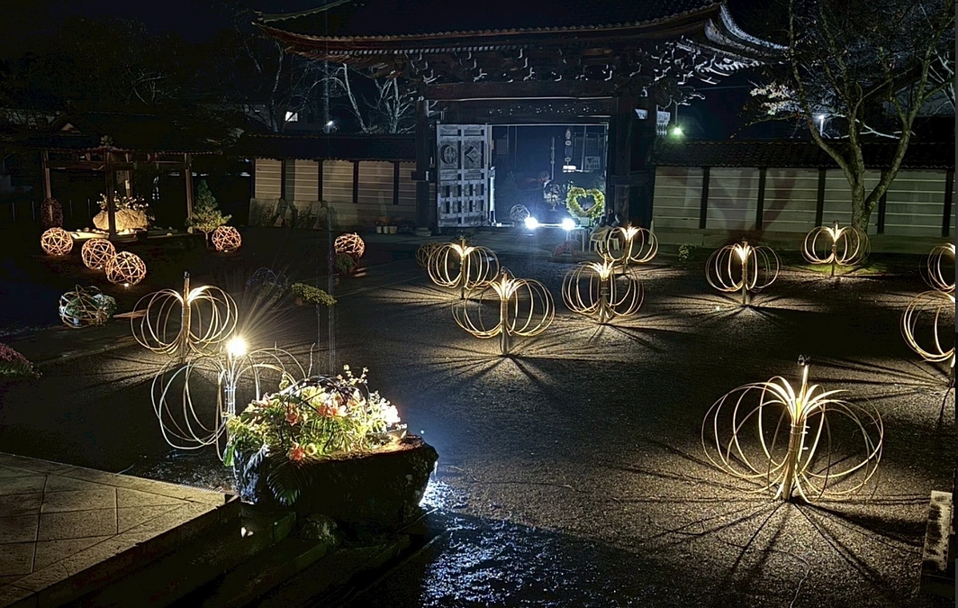 『たけ花あかり』のご紹介 ― 竹灯りと花アレンジの幻想空間
