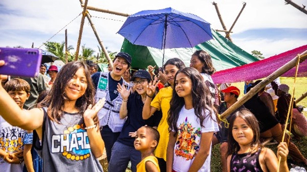 支援物資とともに笑顔を届ける。被災者とともに復興を願いながら