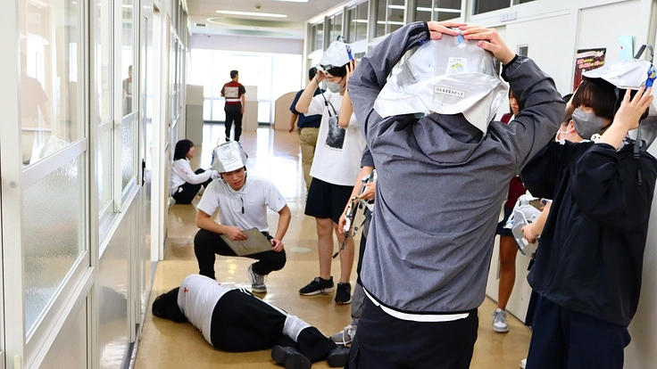 南海トラフ地震に備え、生徒・近隣住民の簡易トイレの整備