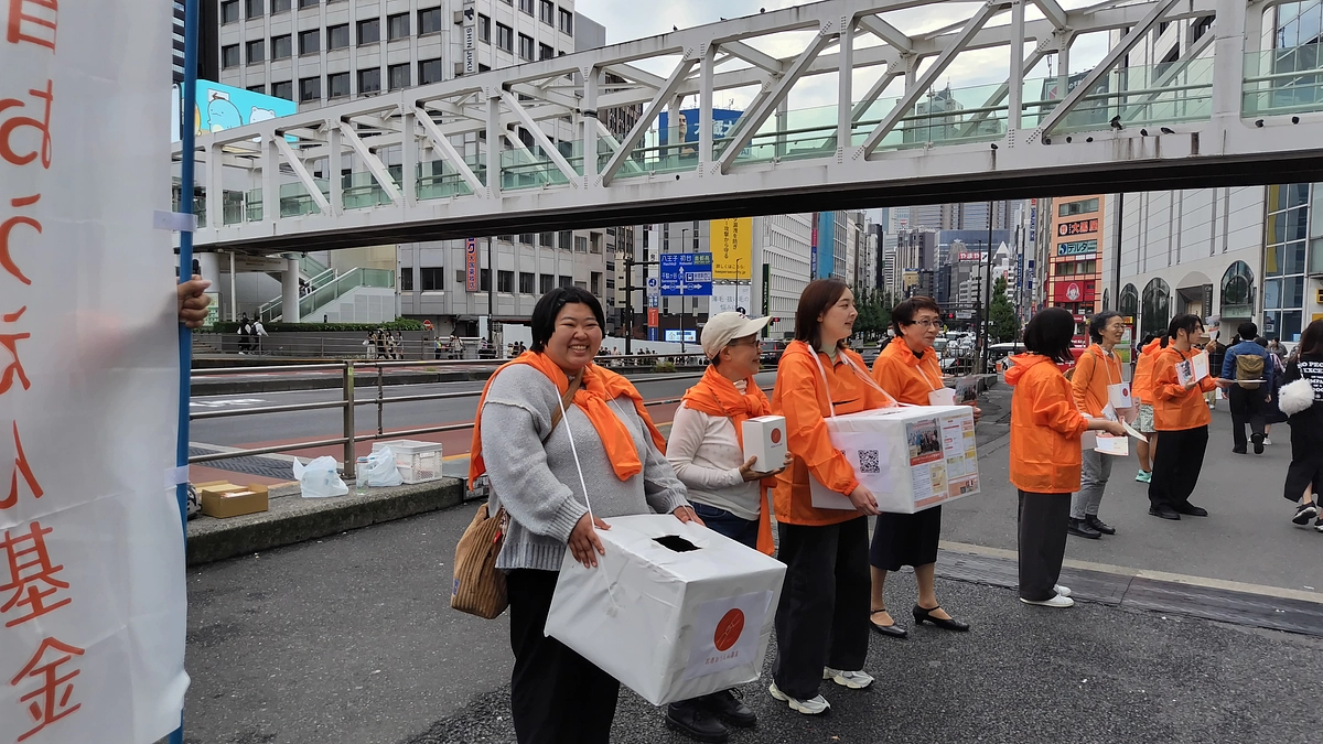 本日新宿駅南口で街頭募金を行っています