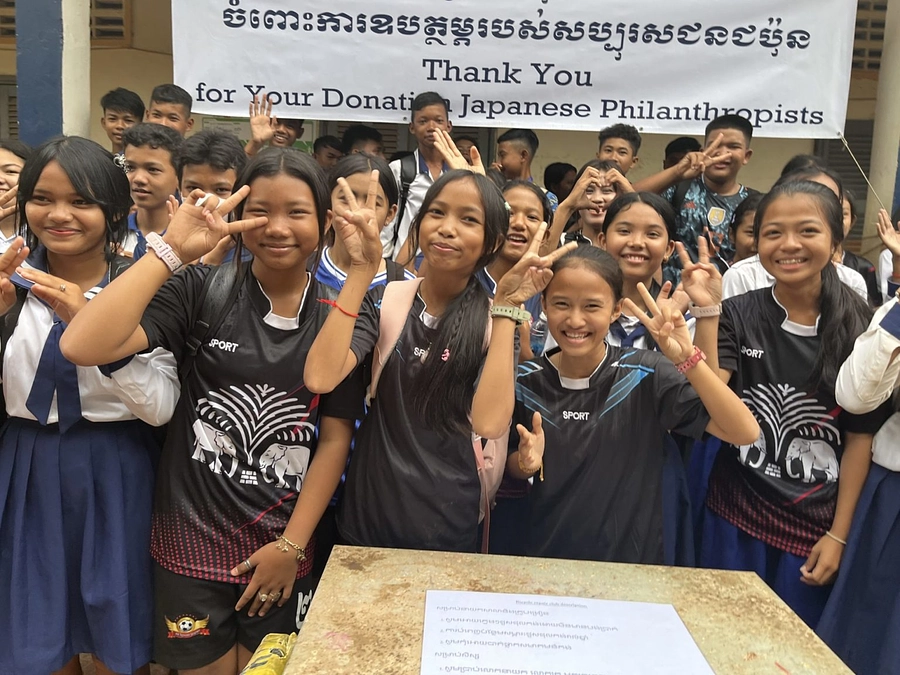 昨年2024年のプロジェクト実施の様子（その４：2024年12月13日）　奨学生と再会。クモ料理も！