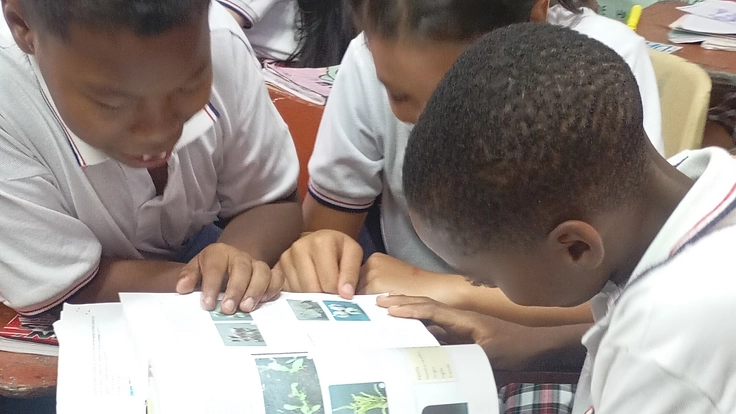 貧困からの脱出のきっかけとなる本をコロンビアの図書館に寄贈する