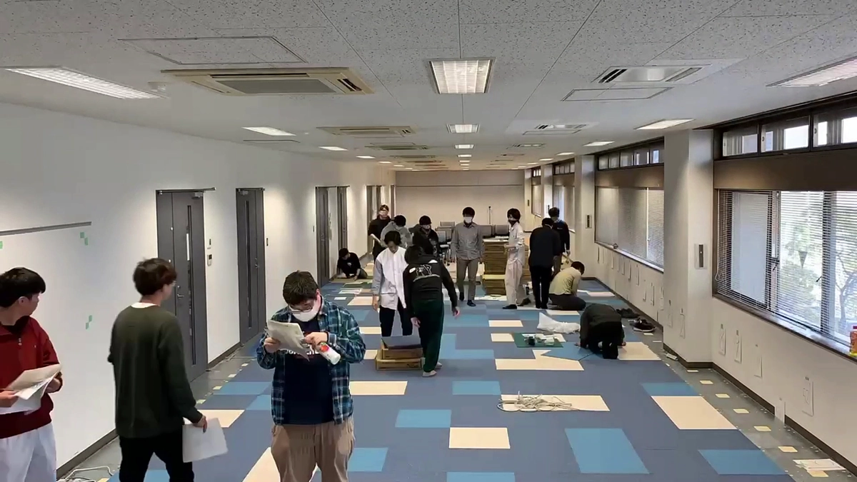 【あと6日】プロジェクト進捗情報 | カーペットを貼りました．