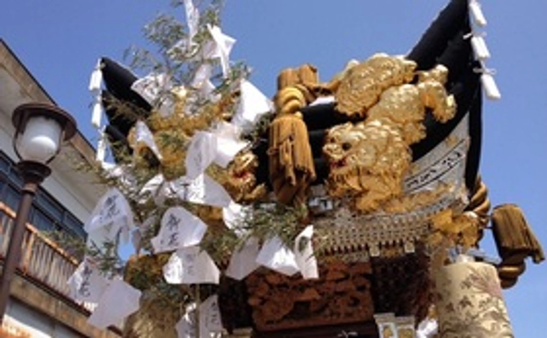 御花札を化粧屋台と一緒に奉納します。