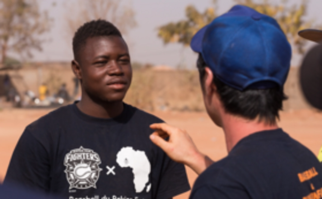 ブルキナファソ野球オリジナルTシャツとフォトブックをお届け!