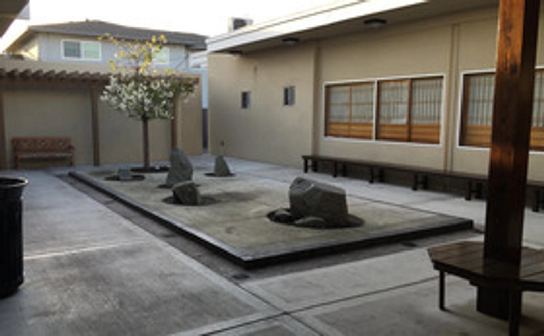 石庭の銘版に名前が入ります。