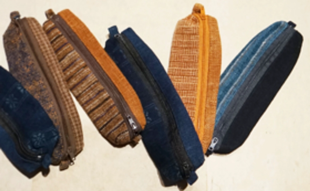 草木染の織物から作られたペンケース