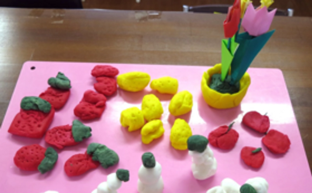 子どもたちがつくったお皿をお送りします。