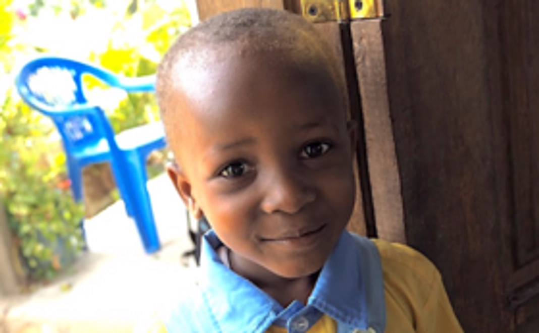 3000円で3人の子供に机と椅子が届きます。