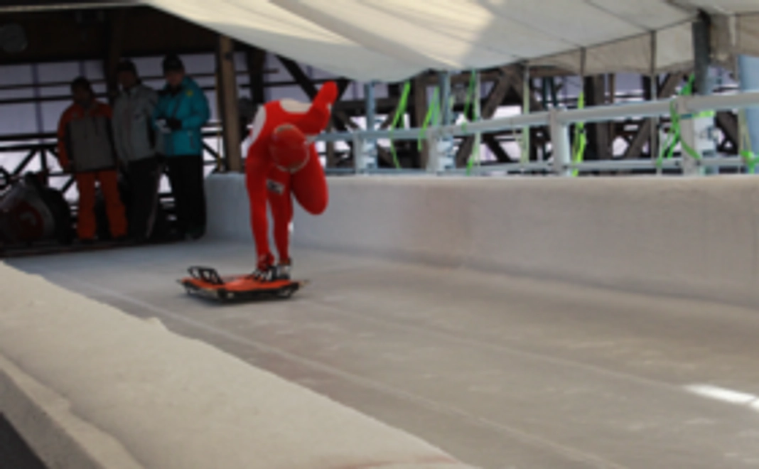 国産スケルトン開発を応援する。