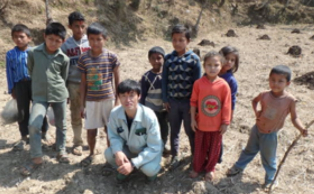 Ａ． ネパール地震での大規模被害。伝統的な石積の家と人々の命を守るため、ご協力をお願いします。