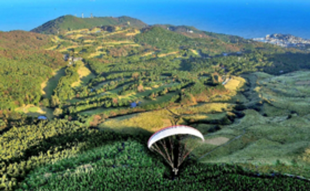 鳥の目線を体験！パラグライダー体験フライト（体験の模様の空撮をお届けします）