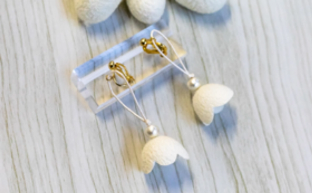 まゆ玉で作ったピアスまたはイアリング