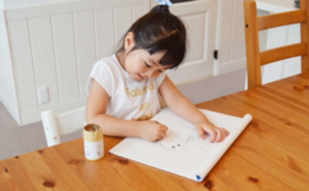 返礼A:子供たちがデザインした絵葉書が届きます。