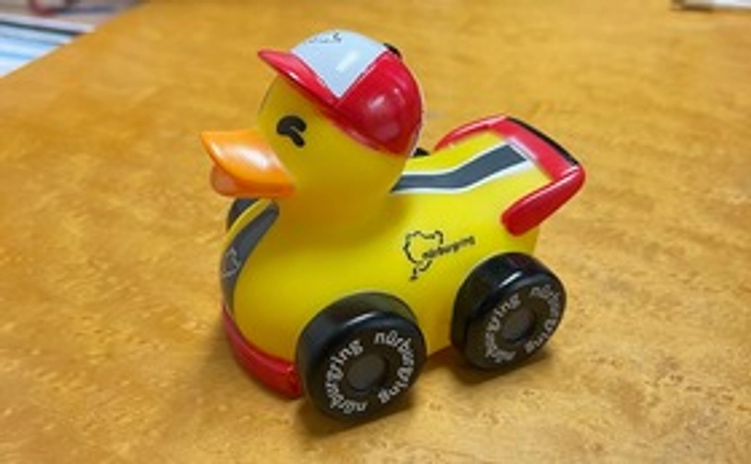 ニュルブルクリンクで購入のお土産(写真とは異なる可能性があります)、木下隆之オリジナルKEY'Sグッズ、直筆サイン色紙