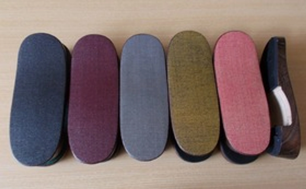 ご自分が染めたシコロ生地でシコロ貼りの桐下駄を製作いたします