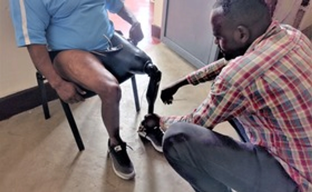 5000円膝上義足コース（回転ずし二人分の節約で支援）