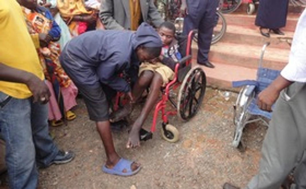 10000円車いす３台コース（ちょっと優雅なお食事代の節約で支援）
