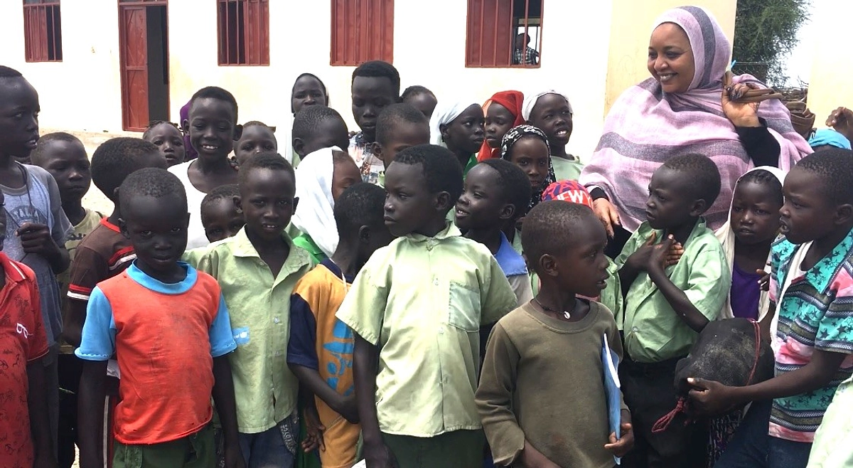 子どもたちが手に持つもの