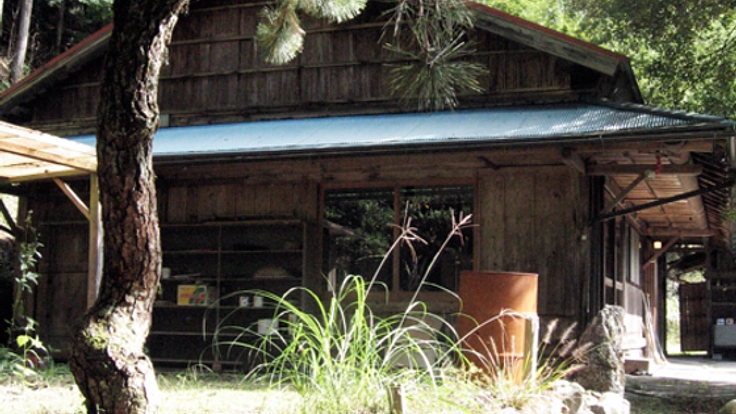 台風被害で壊れた古民家を滞在型創作施設として甦らせる