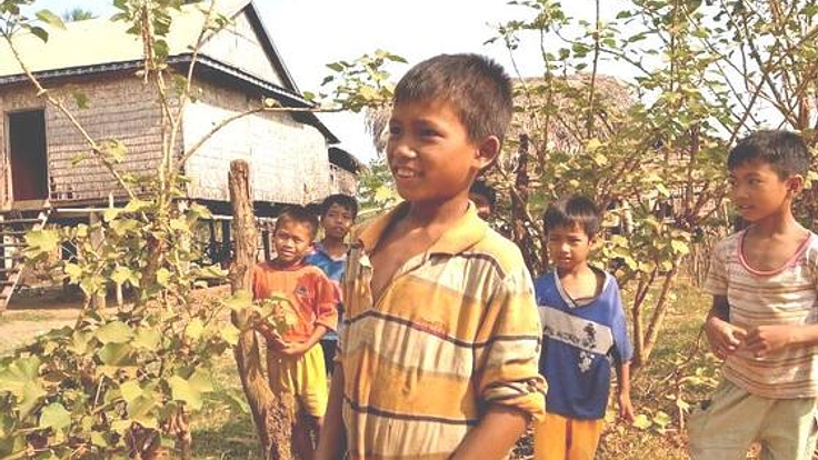 電気も水道もないカンボジア・ラアック村の小学校にいすと机を届けたい！