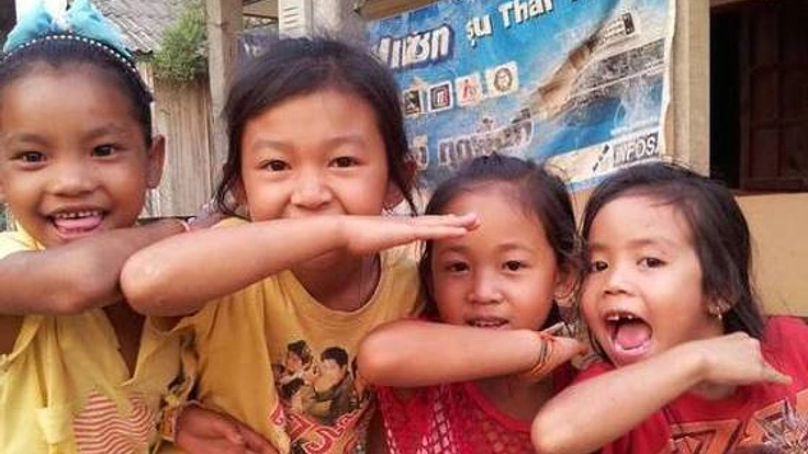 ラオスのナドゥーン小学校に井戸を堀り、ムアンフアン村民に水を