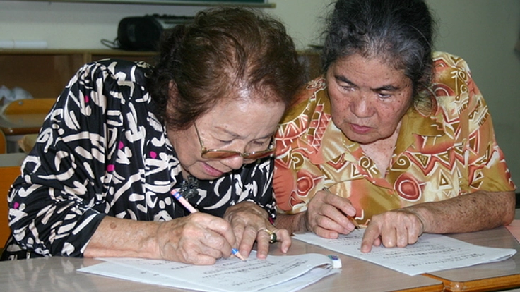 沖縄戦で止った学びの時計を動かし始めたおばぁ達の想いを本に！