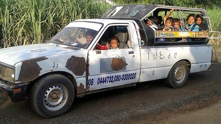 タイの県立バンワンルックの小学校に新しいスクールバスを贈る！