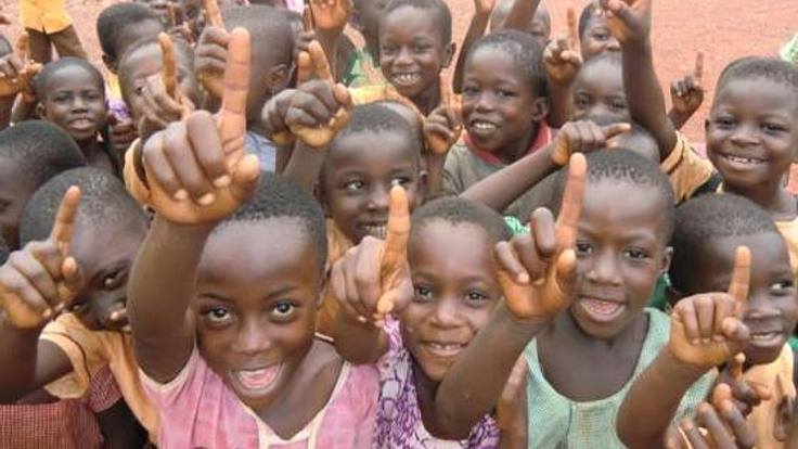 ガーナカカオ生産地で大人が健康的に働けるように健康診断を実施