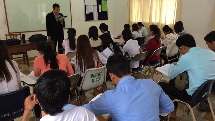 カンボジアの高校に、正しくわかりやすい教科書を配布したい！