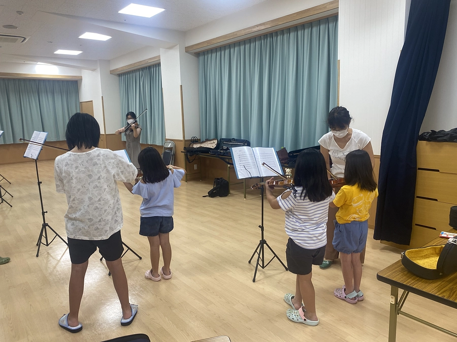 弦楽りぼん・児童養護施設プロジェクト　新日本学園での8月の練習風景
