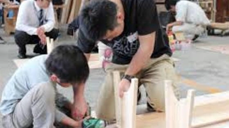 お父さん、子供と大工さんが一緒にリフォーム!理想の家を創ろう