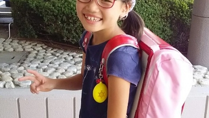 小学生が安全に通学するためのグッズ「サンドセル」を製造する