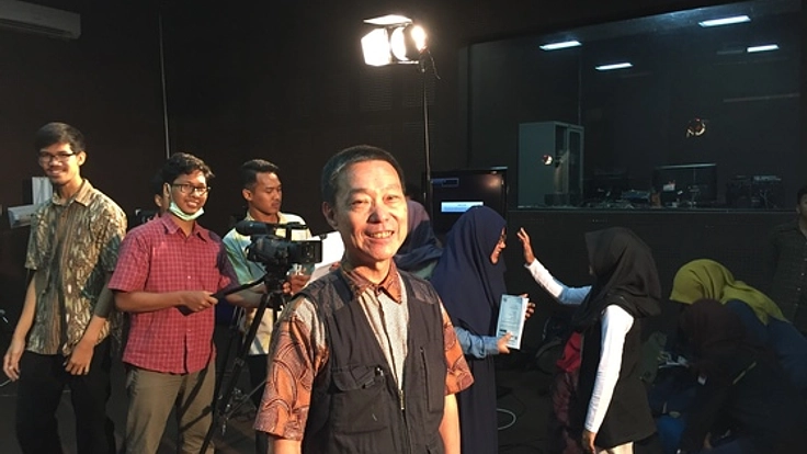 インドネシア社会に貢献するビデオを学生たちが作ります。