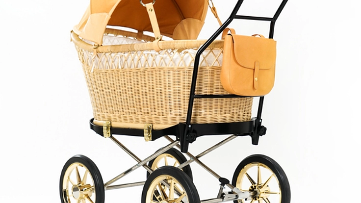 レザー仕様の乳母車で育児を夫婦で共感する「家族の喜び」へ!