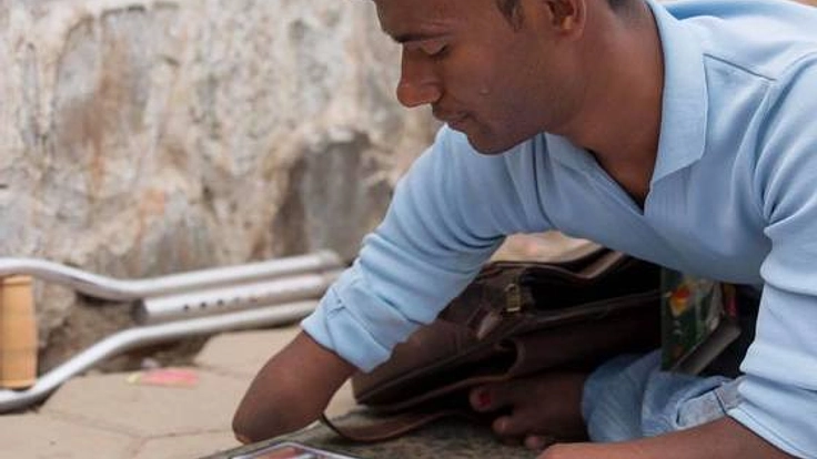 両手・右足を持たないネパールの青年が描いた絵で絵本を!