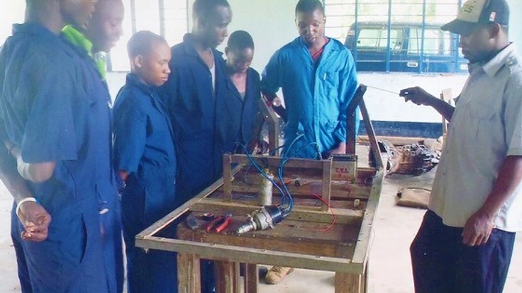 才能あるタンザニア人自動車工学の教師に経営のイロハを伝えたい