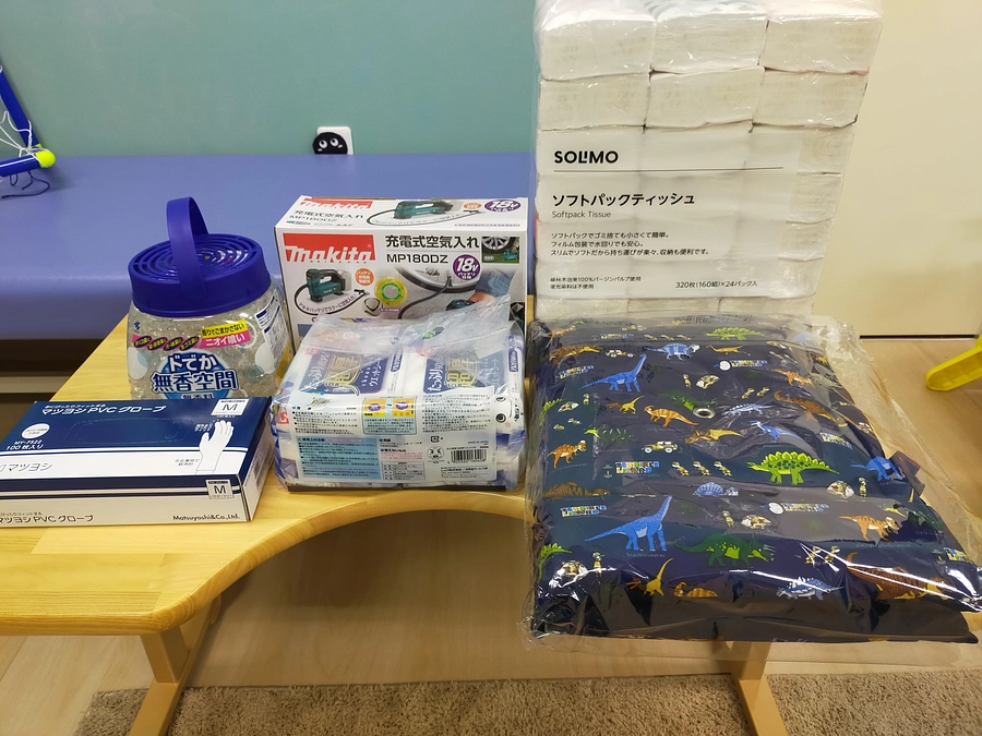 アマゾンほしいものリストより手袋、ウェットシート、ティッシュ、消臭剤、防災頭巾、空気入れを頂きました