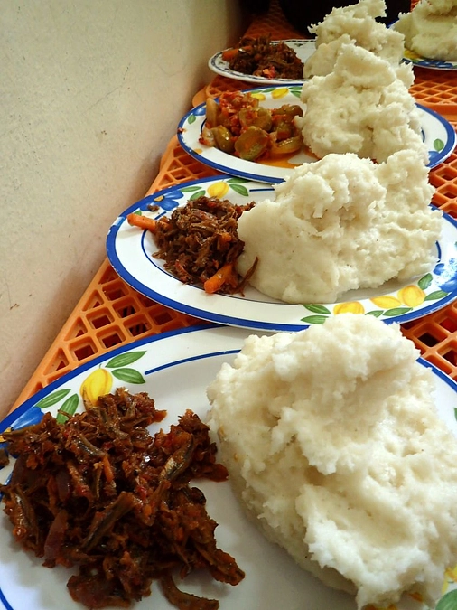 工場の給食を準備中