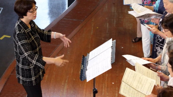 子供も大人も馴染みある「童謡」を教科書として全国の図書館へ。