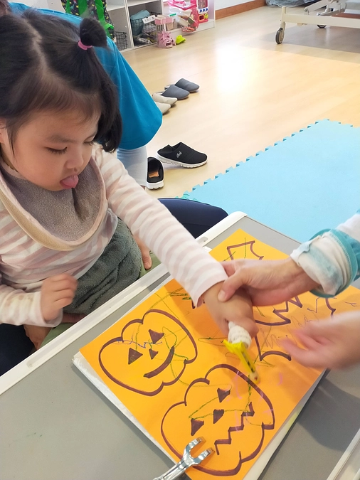 ハロウィン製作を頑張っています！