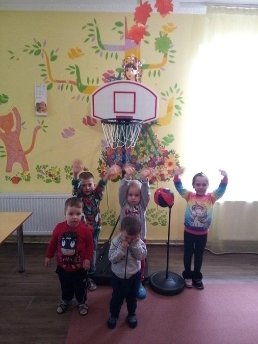 ウクライナ西部の避難所に届いた遊具